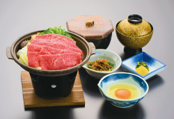 米沢牛直販店で味わう米沢牛牛鍋膳と紅花染め体験