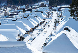 幻想的な会津絵ろうそくまつりと大内宿雪まつり